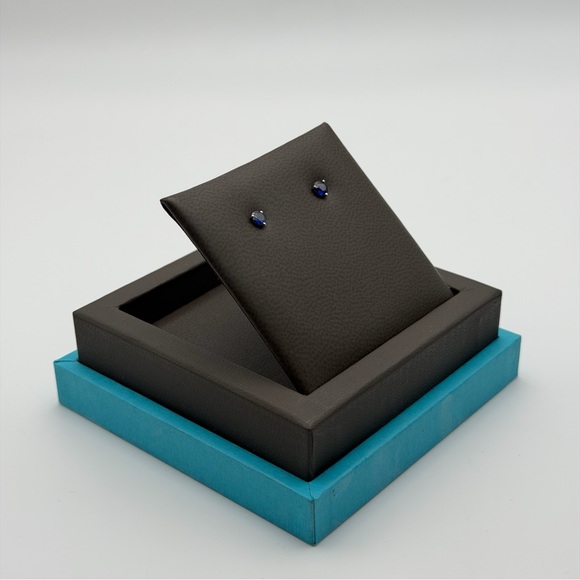 BIRKS BIRTHSTONE BLUE SAPPHIRE STUD EARRINGS – 18K WHITE GOLD (750) - Picture 4 of 7